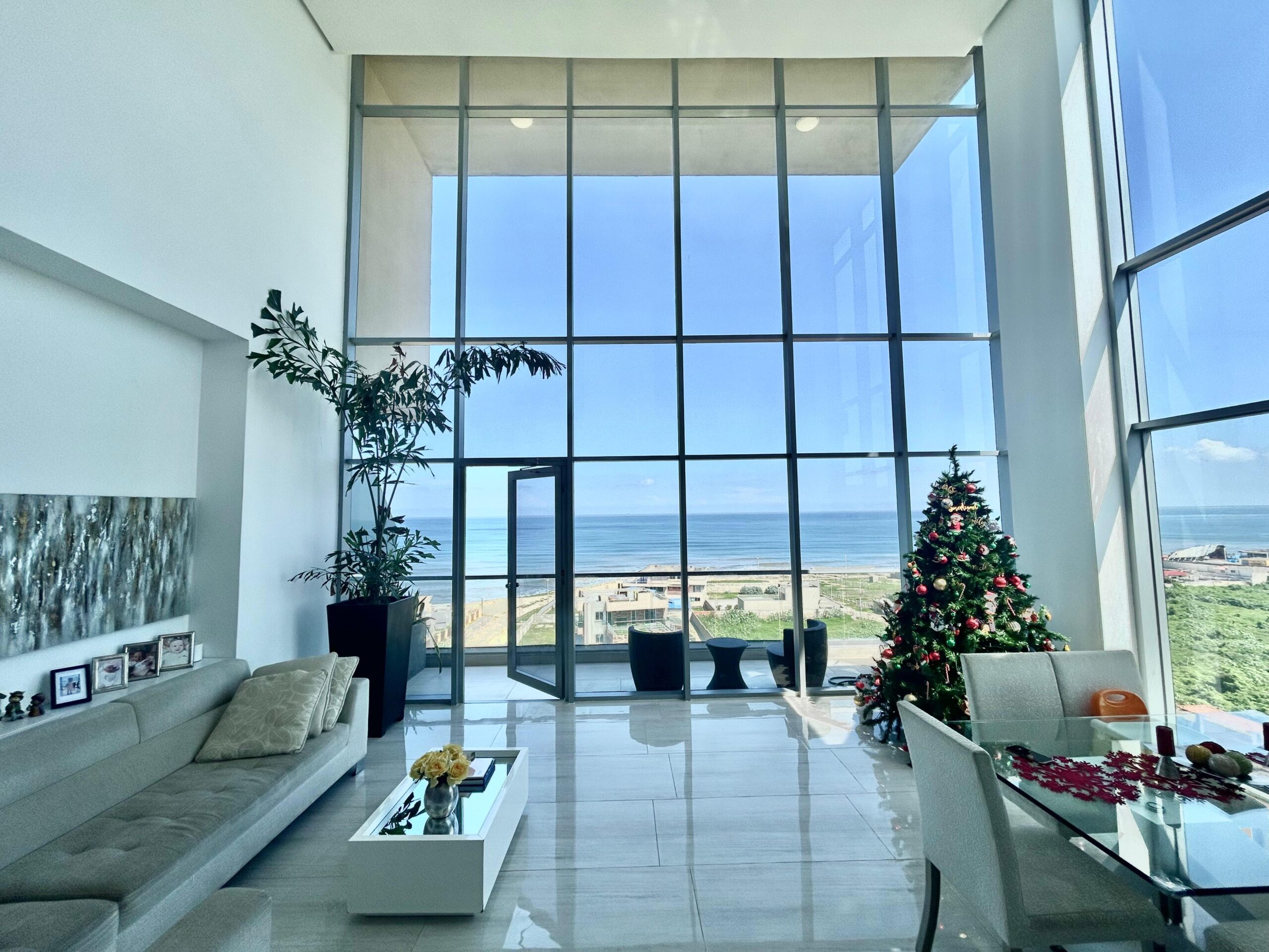 Casa de ensueño con terraza al mar en Sabanilla