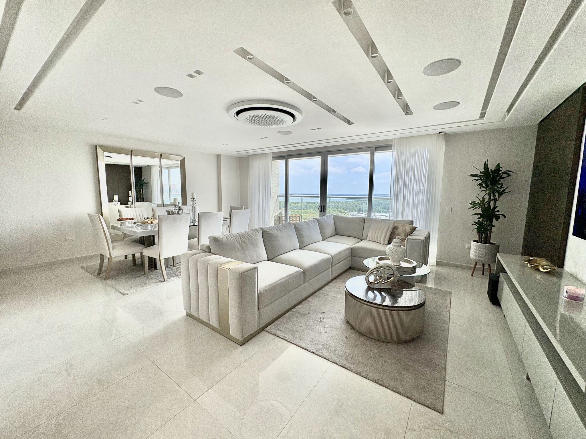 Este hermoso apartamento de 170M2 en el piso 10 combina juventud, estilo y confort en un espacio pensado para vivir en paz y armonía.