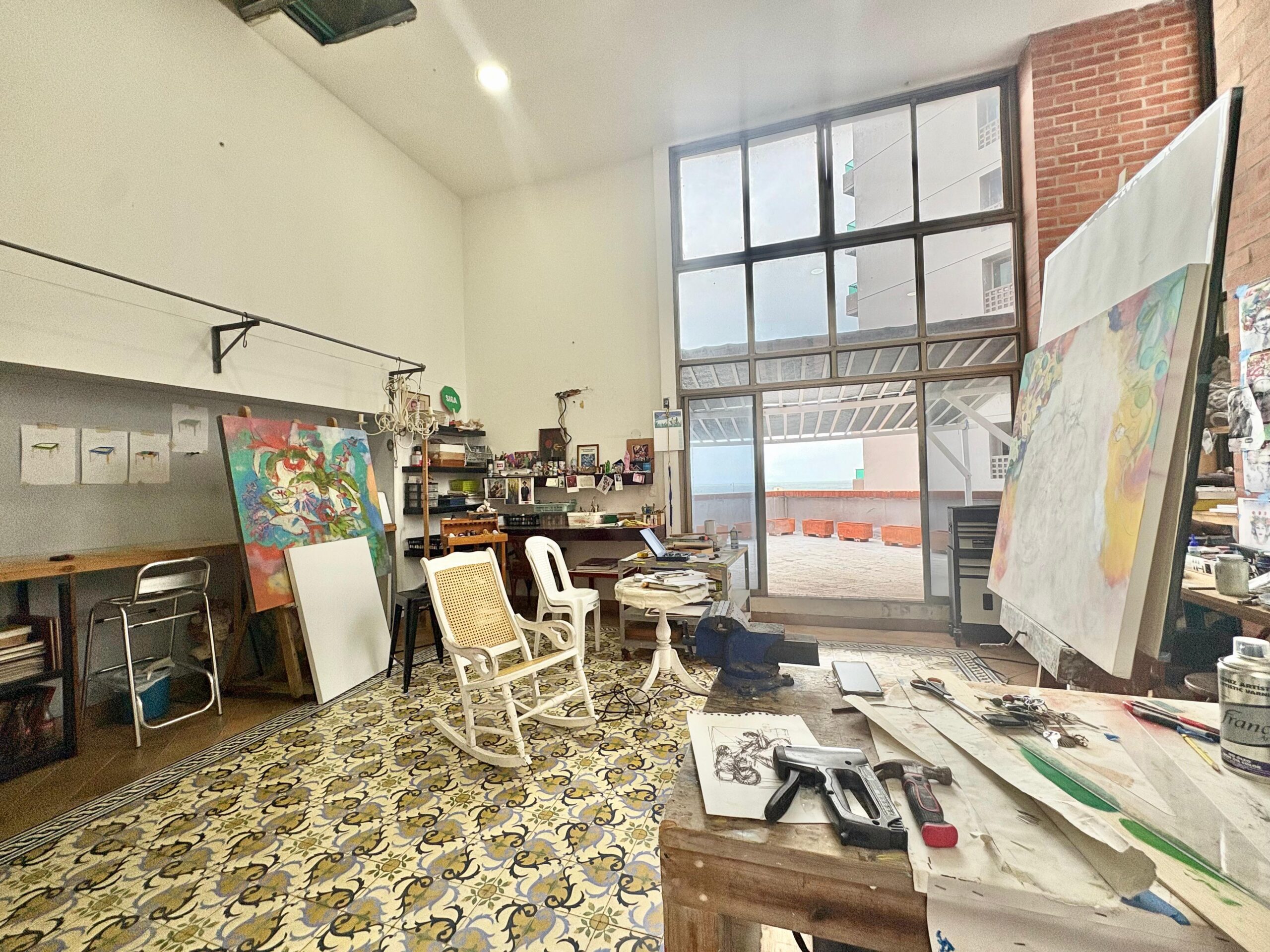 Imagina un lienzo en blanco, un espacio que desafía las convenciones y despierta tu imaginación.