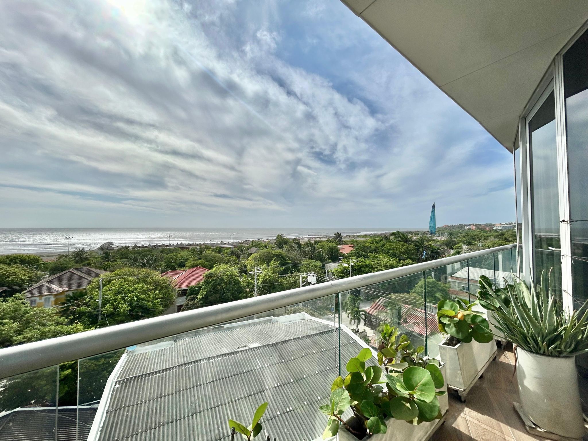 «Refugio de Paz en Pradomar: Vista al Mar, Serenidad y Belleza».