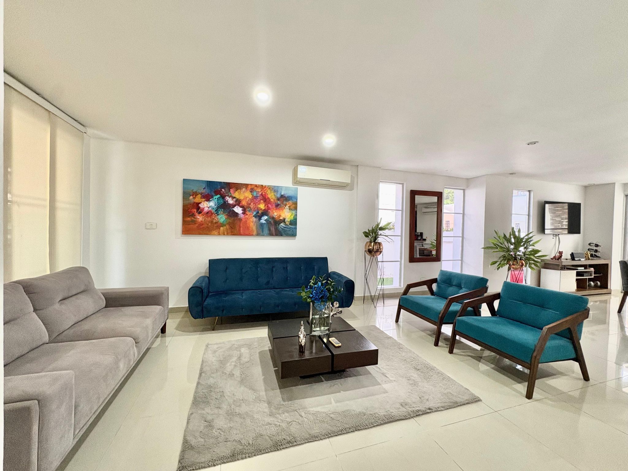 La puerta de la felicidad se abre hacia dentro, hay que retirarse un poco para abrirla: si uno la empuja, la cierra cada vez más.