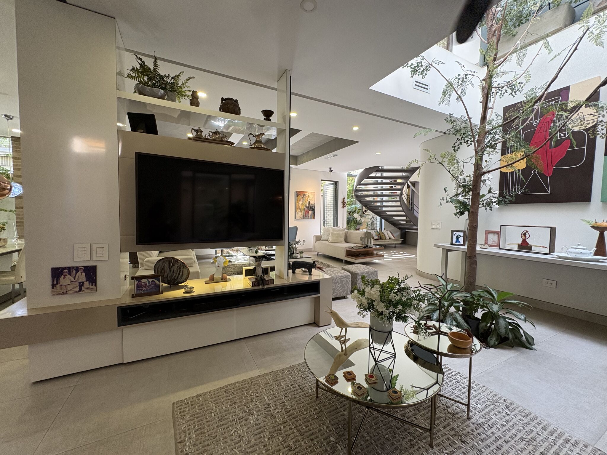 ¡Déjame contarte sobre esta hermosa casa que combina diseño, modernidad y una sensación de paz que te envuelve desde el primer momento!