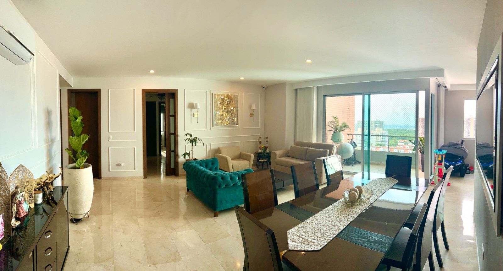 La puerta de la felicidad se abre hacia dentro, hay que retirarse un poco para abrirla: si uno la empuja, la cierra cada vez más.