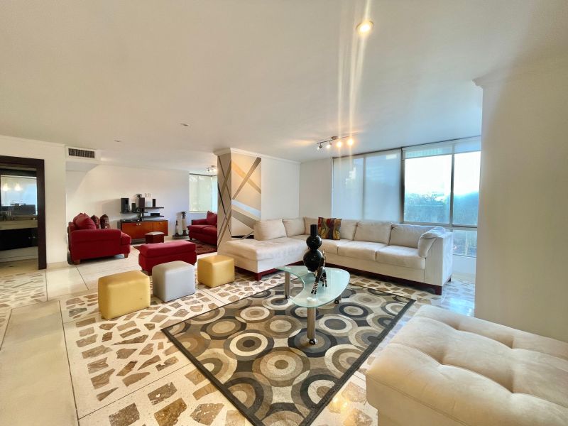 Un segundo piso lleno de luz y verdor en el barrio Villa Country de Barranquilla