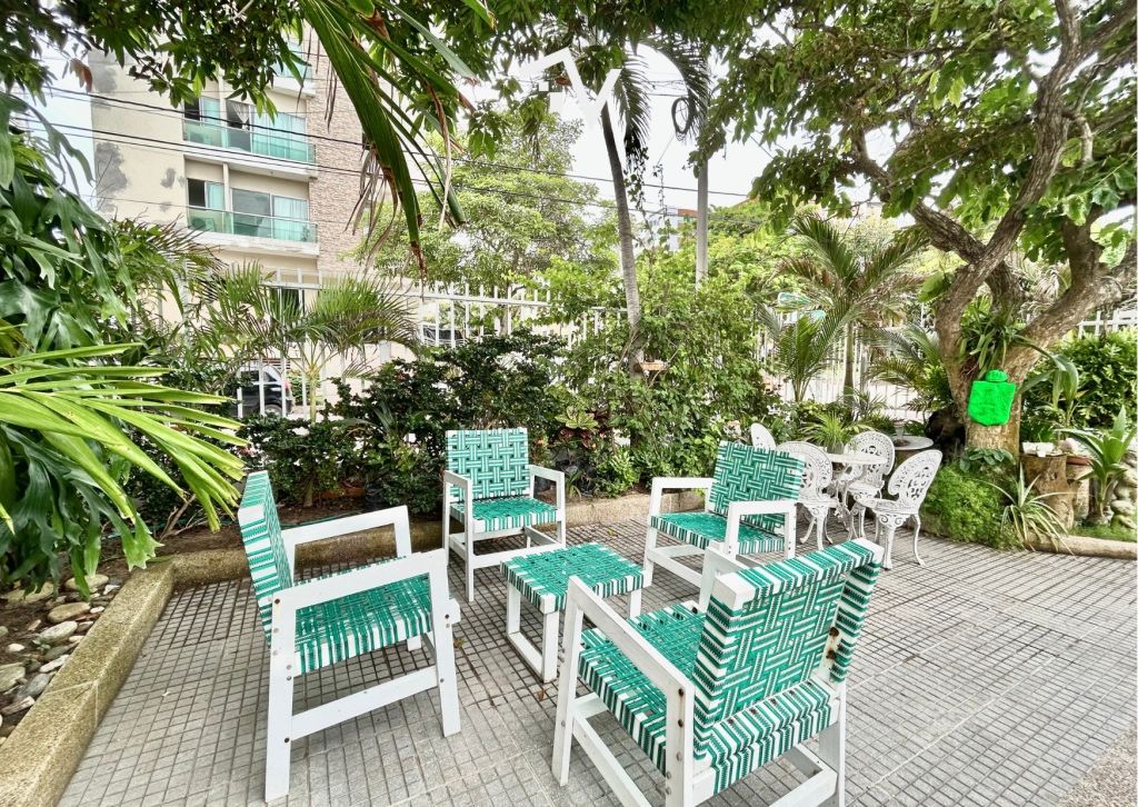 Mi recomendada de hoy es una encantadora y tradicional casa esquinera, de una sola planta, frente al Parque Venezuela, con usos residencial y comercial.