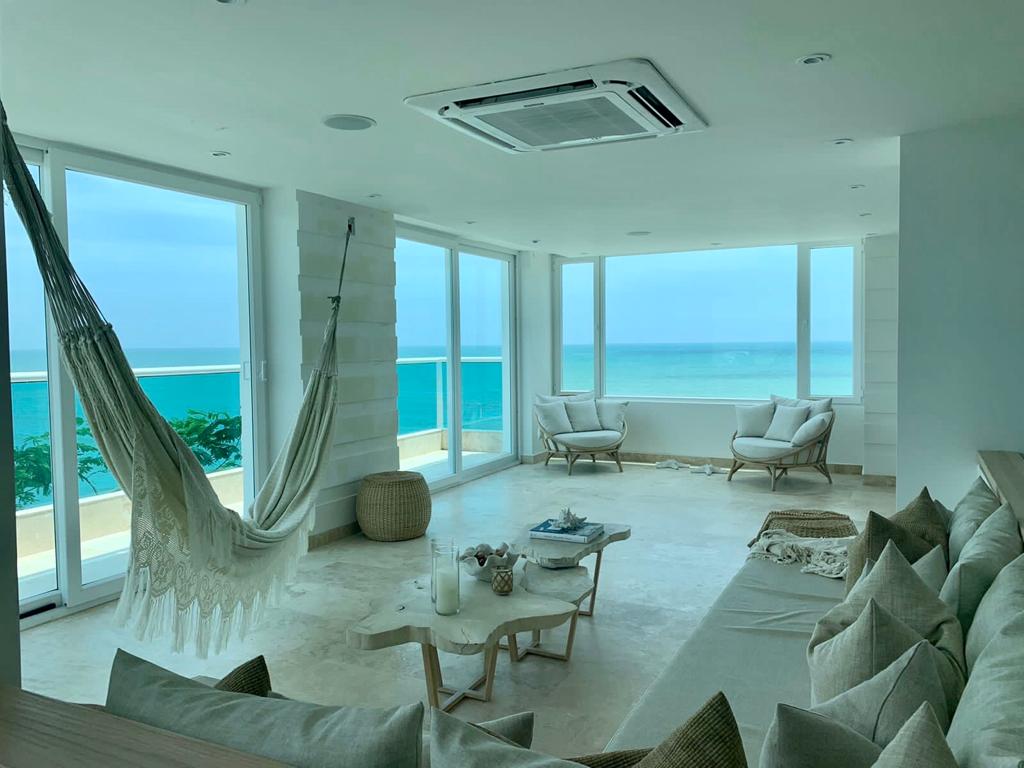 Descubre el encanto mediterráneo en Punta Cangrejo, un oasis privado inspirado en Santorini.