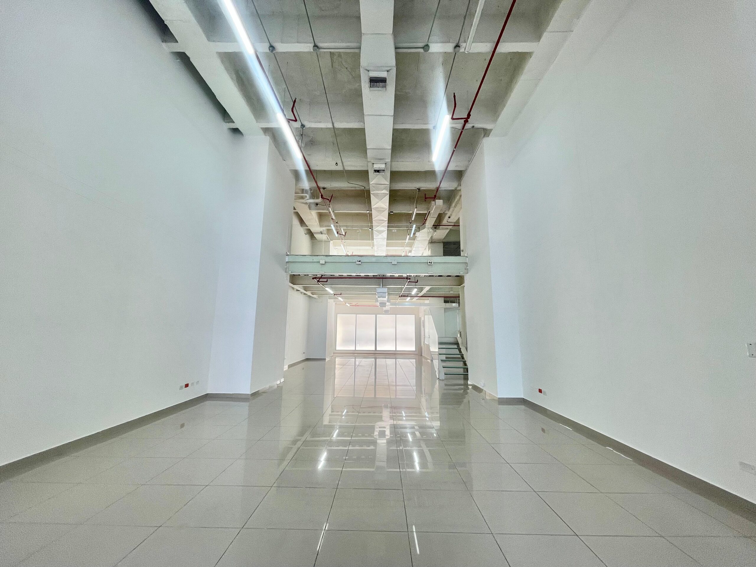 Un local que refleje la marca personal de un negocio es crucial para crear una conexión auténtica con los clientes y fortalecer la identidad de la marca.