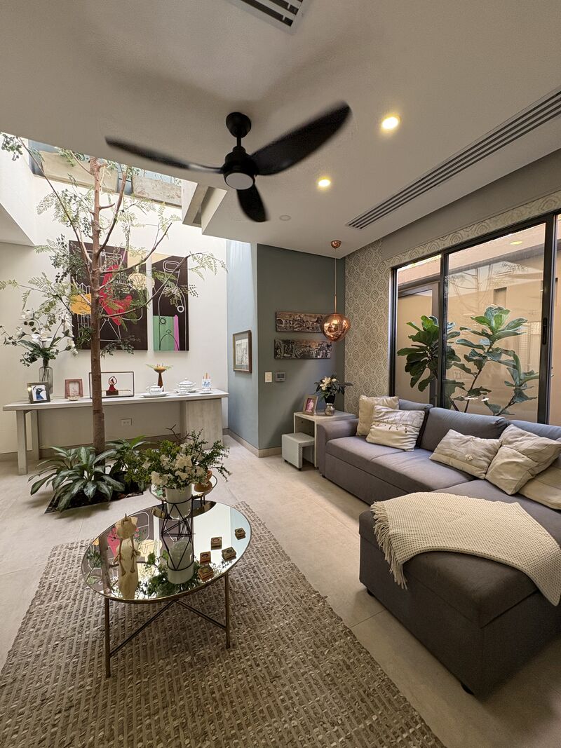 ¡Déjame contarte sobre esta hermosa casa que combina diseño, modernidad y una sensación de paz que te envuelve desde el primer momento!