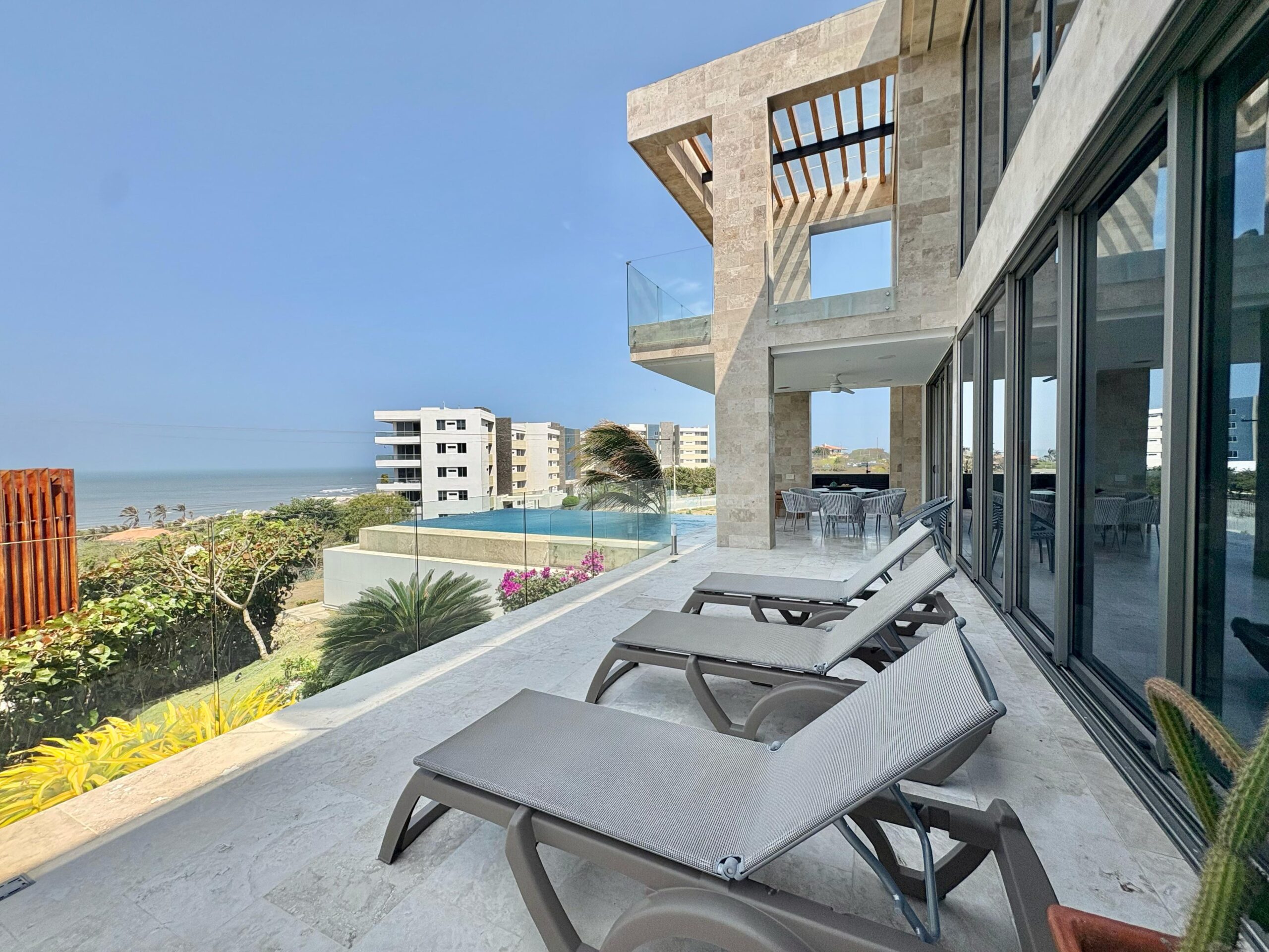 Arquitectura con doble altura y horizonte azul