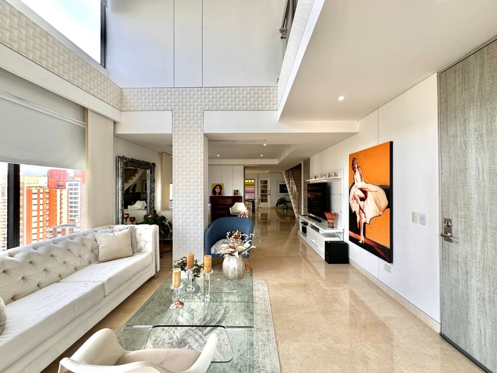 Descubre tu nuevo hogar: un PH dúplex que irradia encanto y calidez.