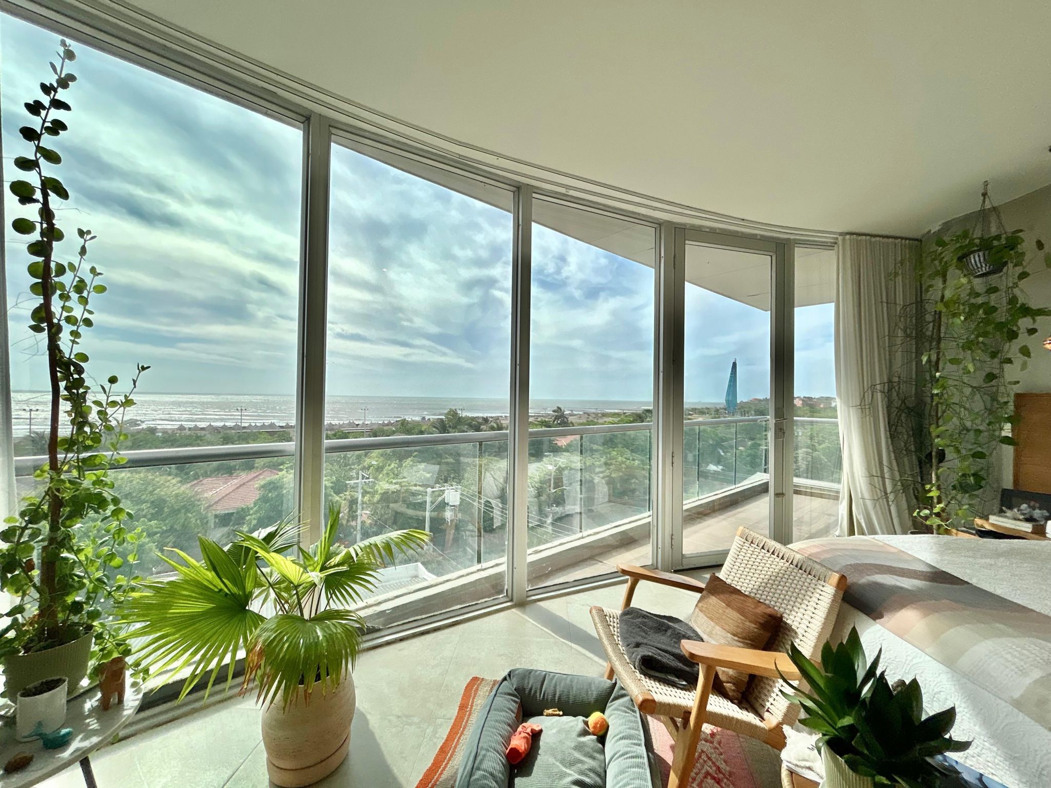 «Refugio de paz en Pradomar: Vista al mar, serenidad y belleza».