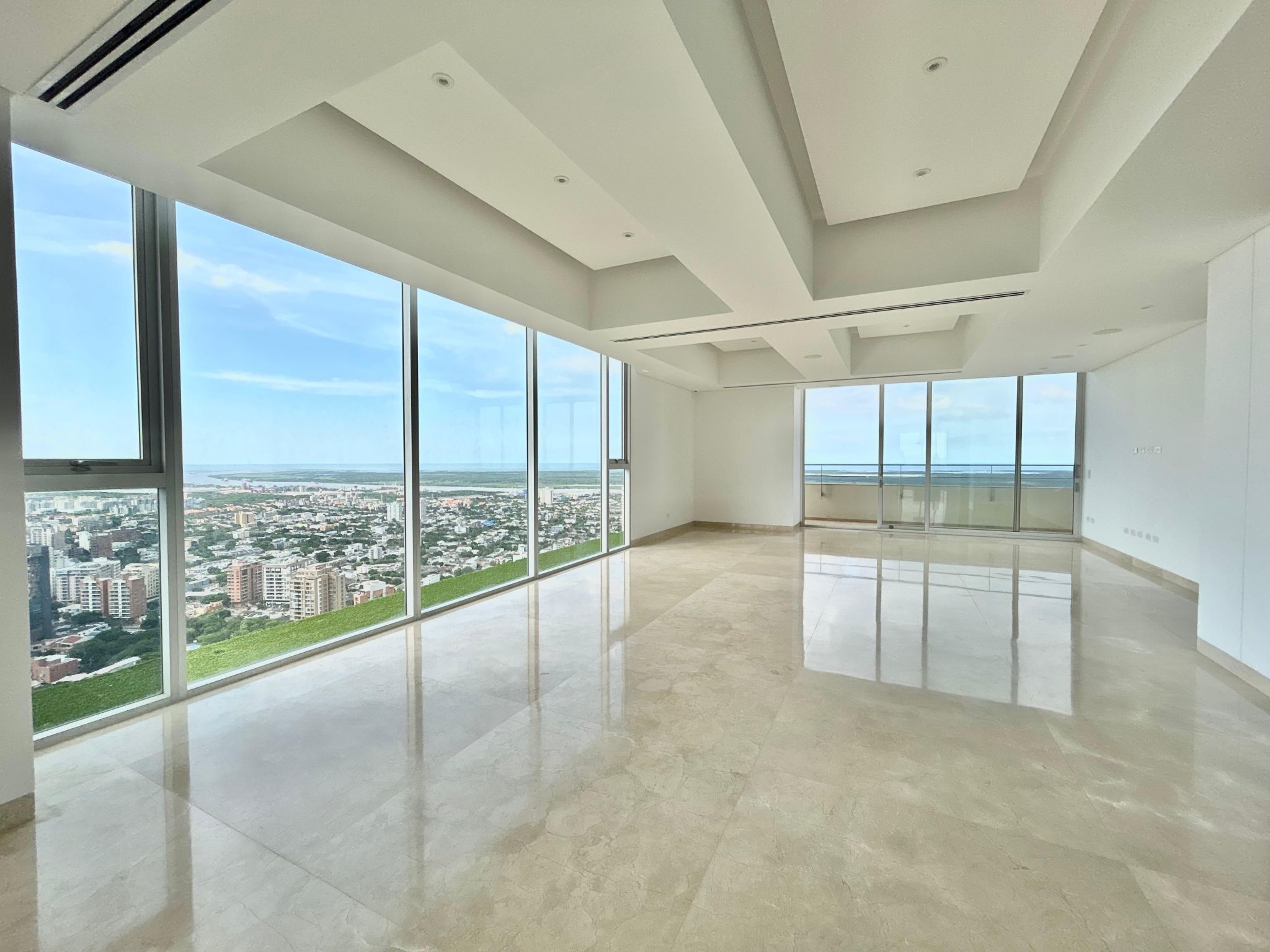 Impresionante skyline de Barranquilla desde icónico rascacielos.