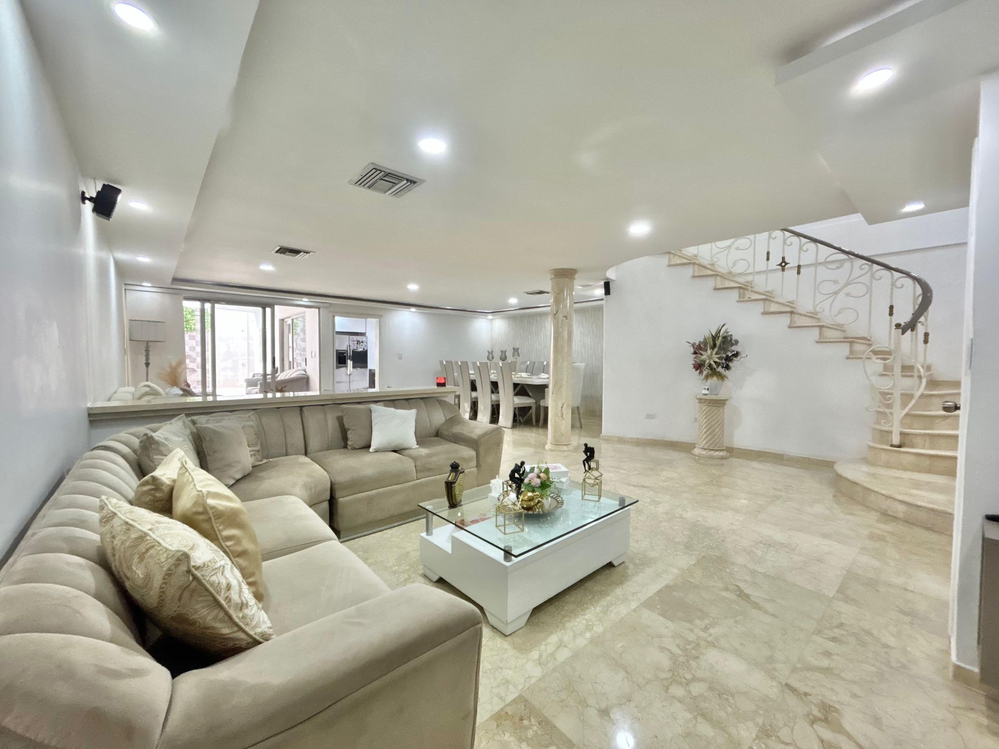 Hay casas que se recorren… y otras que se sienten. Esta es una de ellas.