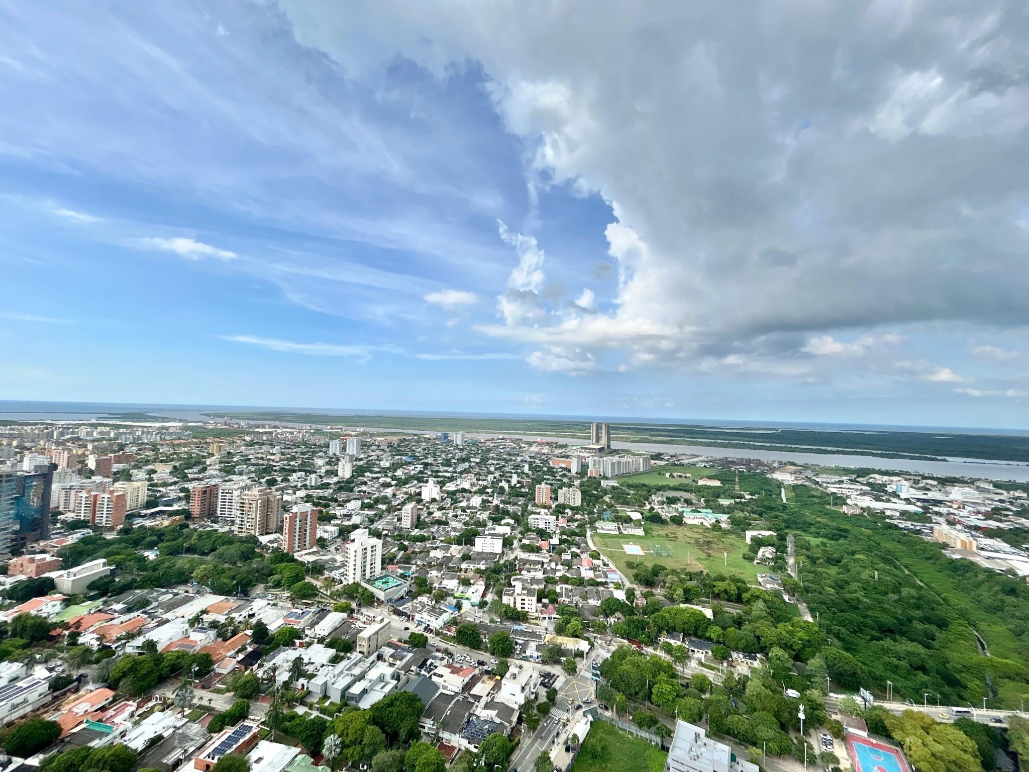 MPRESIONANTE SKYLINE DE BARRANQUILLA DESDE ICÓNICO RASCACIELOS