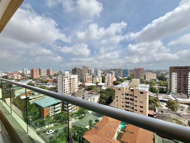 Un apartamento con buena ubicación, vista despejada y acera sombra