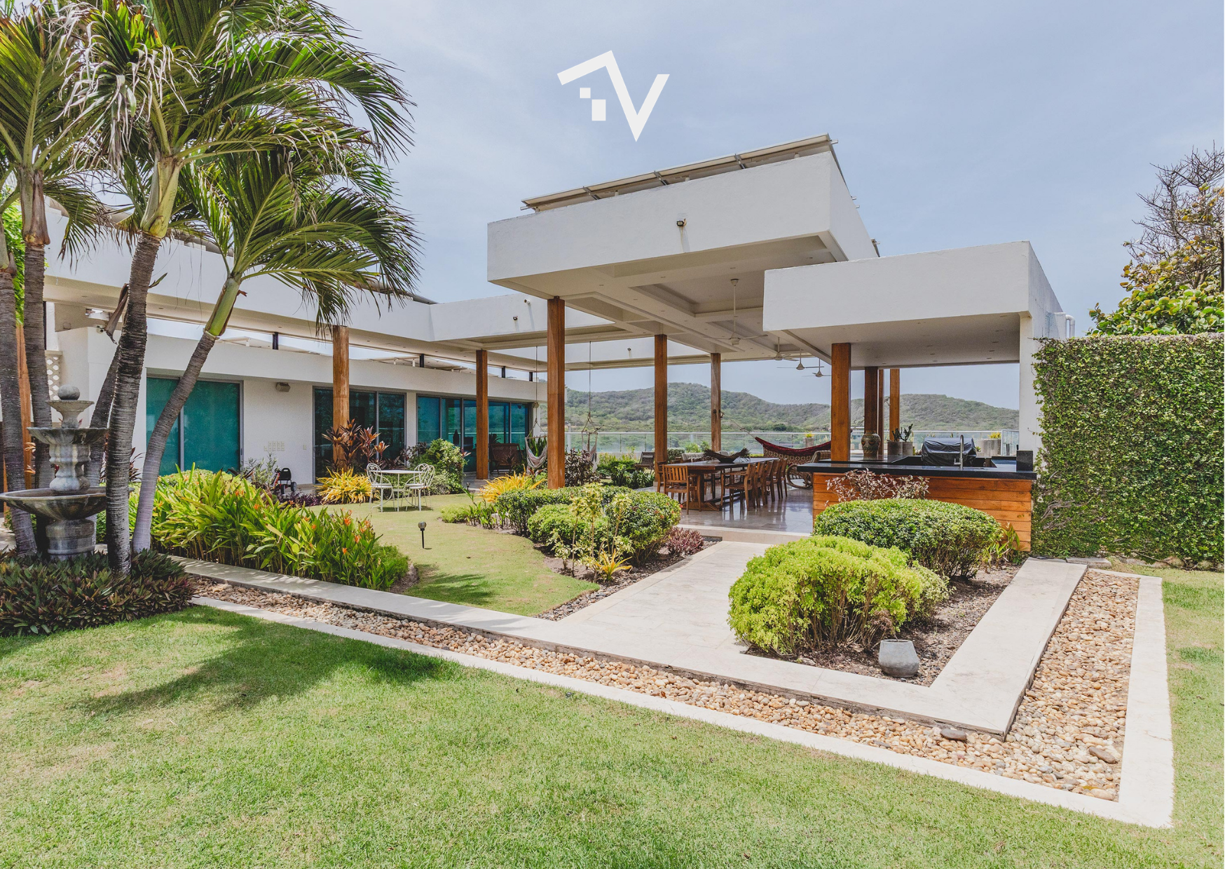 Jardines tropicales, piscina y espacios de lujo